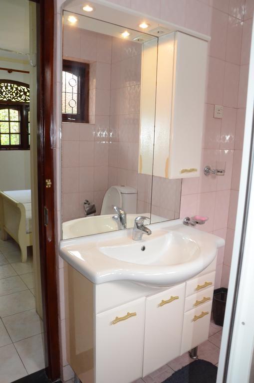 Gondolas Holiday Lanka Ragama Exterior foto
